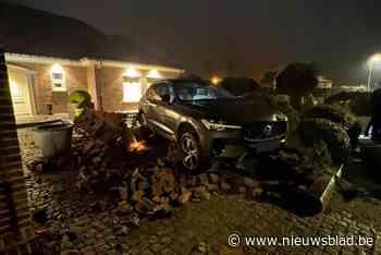 Auto rijdt voortuin aan flarden: “Gelukkig stond die zuil er”