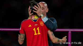 Lippenleser bestätigt Frage: Rubiales klagt über Skandal: "Sie hat 'okay' gesagt"