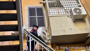 Incidente sul lavoro: cade da sette metri mentre pulisce la vetrata. Grave 19enne