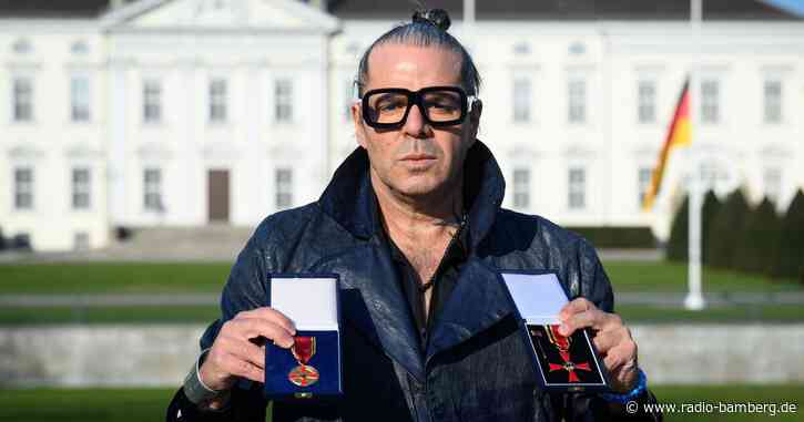 Engagierte des NS-Gedenkens geben Orden aus Protest zurück