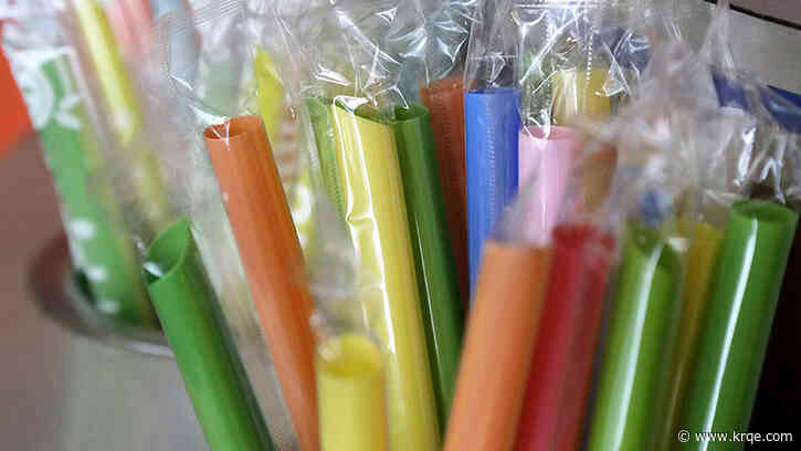 Trump signs executive order restoring plastic straw use in government
