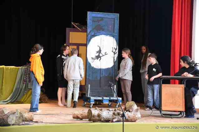 Leerlingen vier, vijf en zes basisschool Atheneum maken toneelvoorstelling ‘De deuren van Sammie’