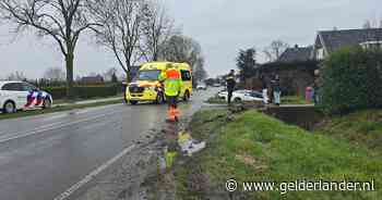 Weer gaat het mis op deze beruchte weg: bestuurder vliegt uit de bocht en belandt in sloot