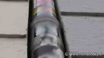 Ladri acrobati si arrampicano sui tubi del gas della palazzina