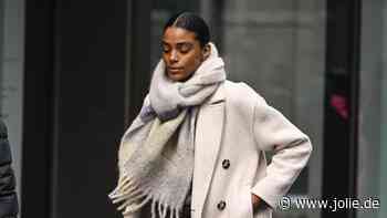 Statt um den Hals: So tragen Fashionistas Schals auf den Fashion Weeks