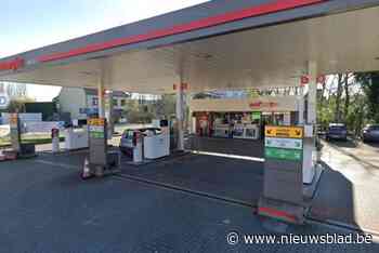 Inbrekers gooien glazen toegangsdeur van tankstation aan diggelen en gaan er met kassa vandoor