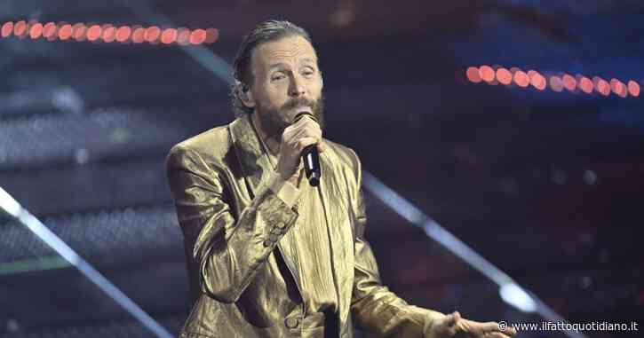Sanremo 2025, Lorenzo Jovanotti rischia di cadere. Poi il bacio alla figlia Teresa