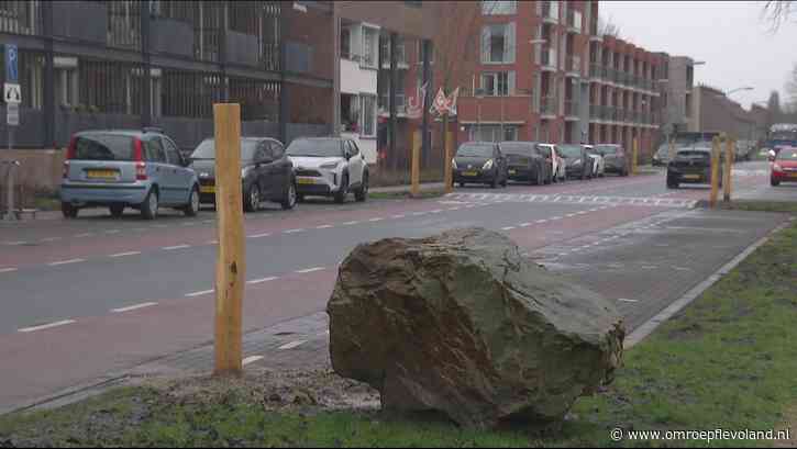 Zeewolde - Verwondering bij Zeewoldenaren over houten palen bij dorpscentrum