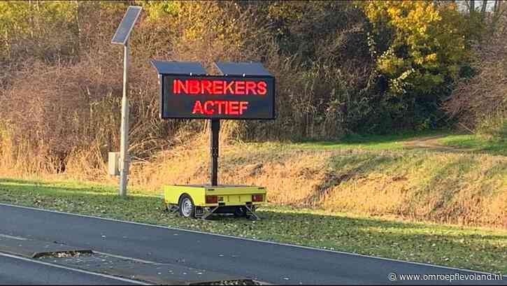 Almere - Gemeente wist niets van reclamebord langs Veluwedreef, geen vergunning aangevraagd