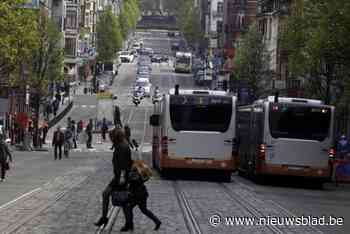 Lucas (19) en transgender vriendin Eva (21) worden slachtoffer van homofoob geweld op Brusselse bus: “Diep teleurgesteld en bang”