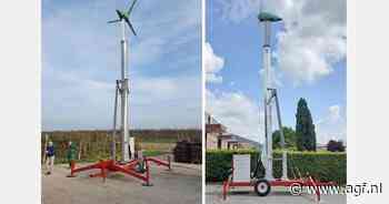 Elektrische en mobiele windmolen tegen nachtvorst