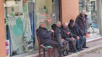 I "nonni del muretto" che si ritrovano ogni giorno davanti la farmacia comunale di Torre Angela