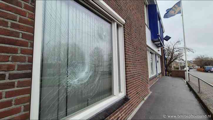 Urk - Taakstraf voor vernielen ruiten politiebureau en auto: 'Moedwillige actie tegen politie'
