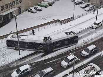 Bus glijdt van het Emmaviaduct het fietspad op