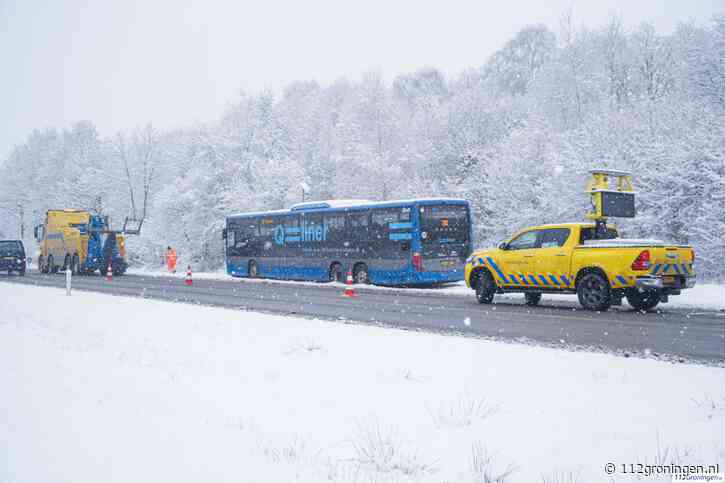 Ijsbaan bij rotonde Gieten, bus raakt naast de weg