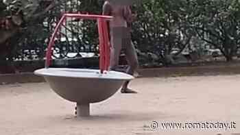 Un uomo nudo nell'area giochi dell'Esquilino