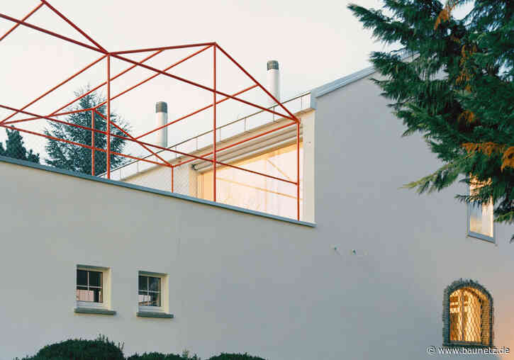 Rote Klammer für drei Generationen - Erweitertes Einfamilienhaus in Schaan von Dominic Spalt Architektur