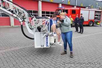 Brandweerposten verwelkomen communicanten voor fotoshoots