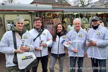 Vlaams Belang deelt snoepzakjes uit op woensdagmarkt tijdens Valentijnsactie