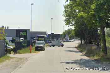 Dieven slaan raam van handelszaak aan diggelen en breken binnen