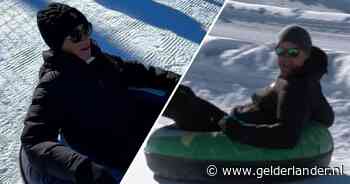 KIJK | Meghan en Harry glijden van sneeuwberg in opblaasbare band