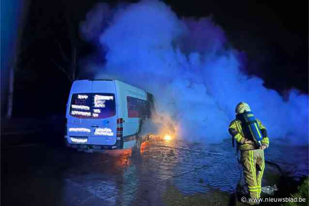 Gestolen voertuig brandt uit op parking kasteeldomein