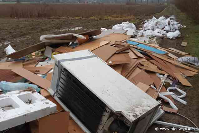 Heeft gigantisch opgekuist sluikstort op de ring in Anderlecht zich gewoon verplaatst? “Ze denken dat ze een paar afritten verderop hun gang kunnen gaan”