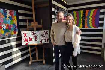 Vader en dochter openen kunstetalage in voormalig frituur: “Mijn papa verstopte zijn kunst in een donker hoekje onder de trap”