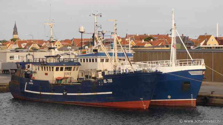 Gedateerde vismeeltrawlers naar de sloop