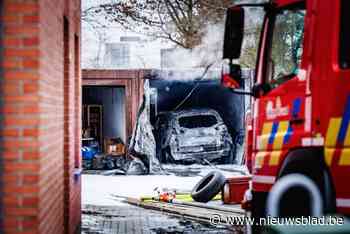 Garagebox brandt helemaal uit: “Ook auto in de garage en carport vernield door het vuur”