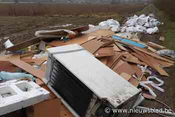 Alweer gigantisch sluikstort aan op- en afrittencomplex nabij Brussel: “Twee mannen namen een kwartier de tijd om hun bestelwagen uit te laden”