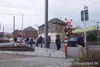 Politie controleert op spitsuur of iedereen zich aan regels houdt bij het oversteken van overwegen