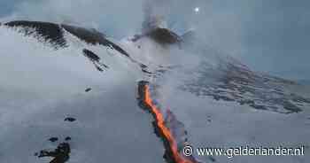 KIJK | Spectaculaire dronebeelden: lavastroom uit besneeuwde Etna