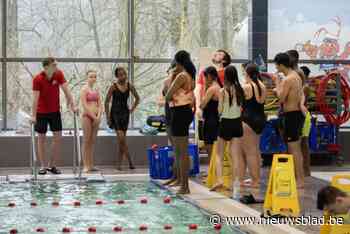 Tieners leren zwemmen na school: “Toen ze getuige waren van een reanimatie in de Lilse Bergen, beseften ze de noodzaak”