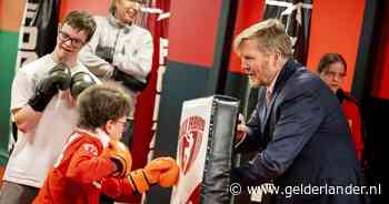 Badr (13) geeft koning rake klappen tijdens kickbokstraining: ‘Ik sloeg best hard’