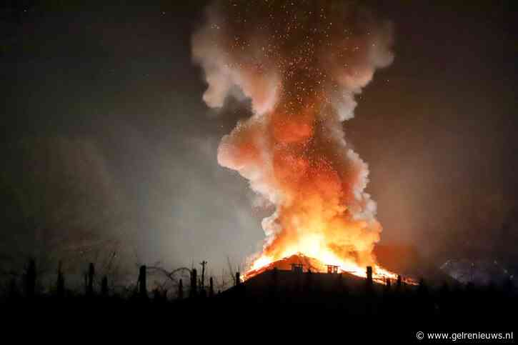 Uitslaande brand legt schuur in de as, asbest vrijgekomen