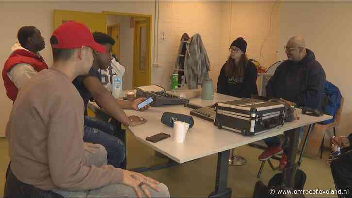 Almere - Almeerse jongeren willen hulp met huisvesting, geldzorgen en depressiviteit
