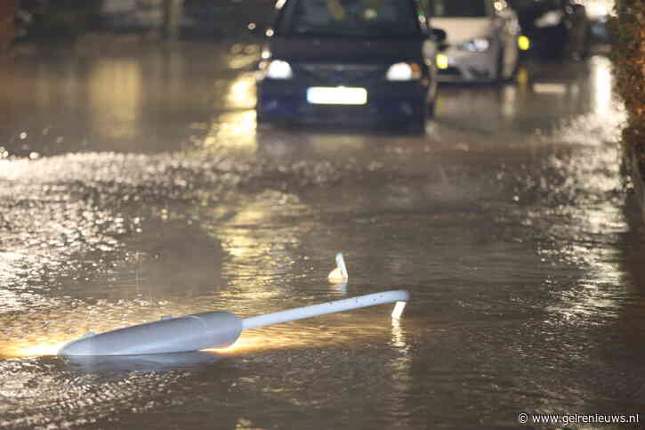 Waterballet: gesprongen leiding zet straten blank