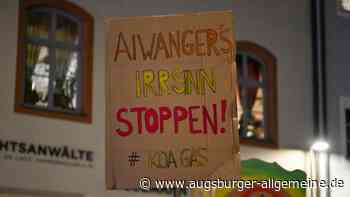 Postkarte mit Bohrturm in Reichling an Bayerns Wirtschaftsminister Aiwanger übergeben