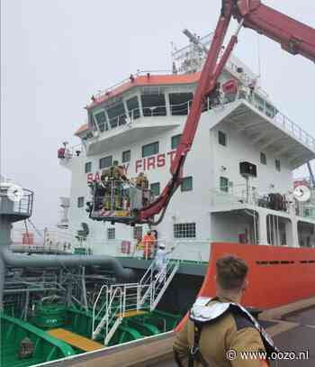 Patiënt van schip gehaald bij Zeesluis IJmuiden