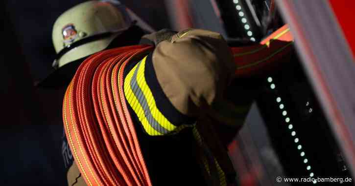 Wohnung brennt: Feuerwehr rettet zwei Menschen vom Dach