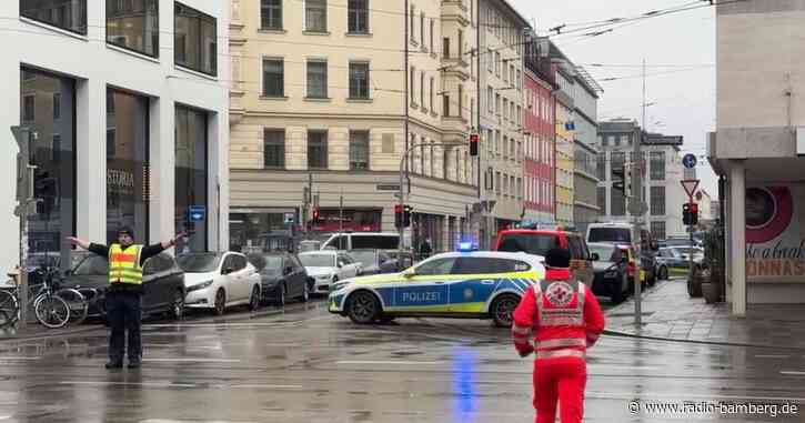 Fahrzeug in München in Menschengruppe gefahren