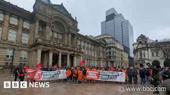 Bin workers in pay protest outside  council HQ