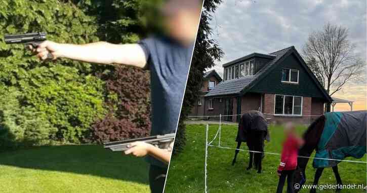 LIVE | Harde uithaal zoontje (12) Sam en Ineke in rechtszaal: ‘Ik vind je gestoord, ga terug naar je cel’