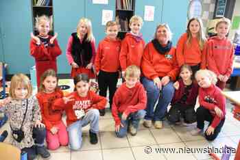 Leerkrachten in het rood voor de klas in plaats van te gaan betogen: “We willen onze kinderen niet in de steek laten”