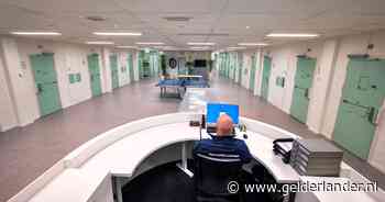 Deuren van cel met zware criminelen in Arnhem niet afgesloten, gevangene meldt fout zelf bij personeel
