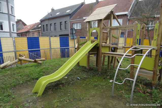 Met asbest vervuilde speeltuin wordt na zeven maanden gesaneerd: “Buurtbewoner haalde er met spade brokstukken uit de grond”