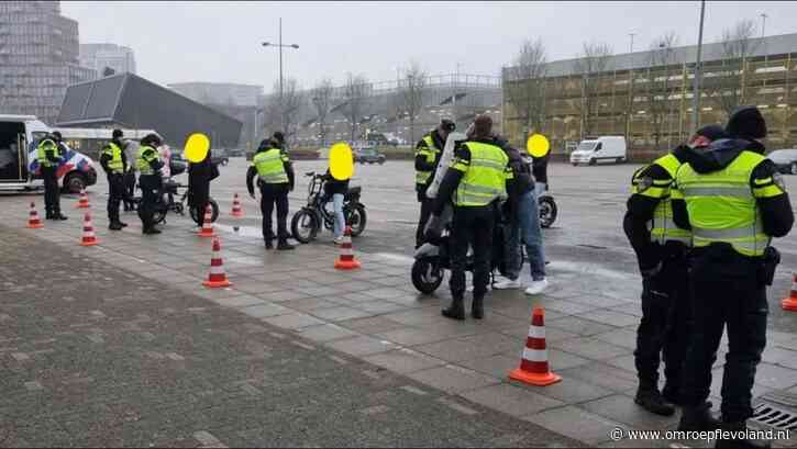 Almere - Meerdere bekeuringen uitgedeeld bij verkeerscontrole in Almere Centrum