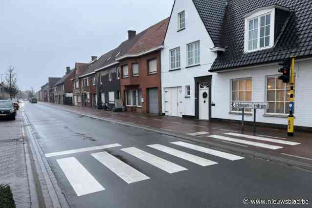 Man op koersfiets moet remmen voor auto, tweewieler zwaar beschadigd
