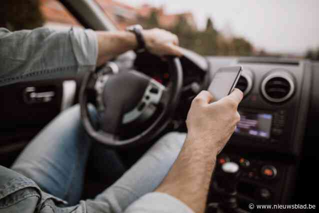 Drie bestuurders verliezen rijbewijs na gsm-gebruik in wagen